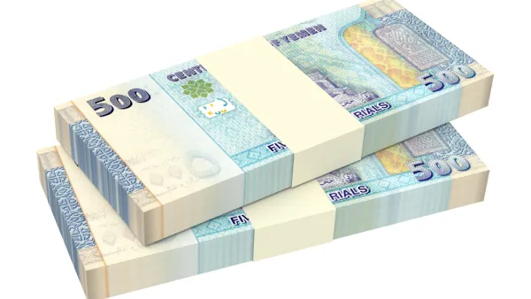 أدى الانخفاض الراهن في الريال اليمني إلى ارتفاعات واسعة في أسعار السلع الغذائية والاستهلاكية في عموم المناطق اليمنية