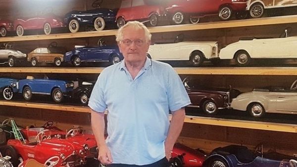 كان السيد وادوود قد بدأ بالفعل في استعادة وجمع نماذج عن سيارات جاكوار، عندما شاهد نسخة منها في معرض للسيارات في أوائل سبعينيات القرن الماضي وقرر شراءها