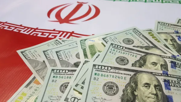 الريال الإيراني يتجه نحو أدنى مستوى على الإطلاق أمام الدولار