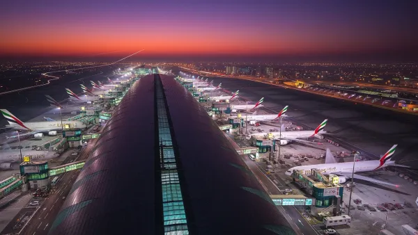 اليوم يتضمن مطار دبي الدولي ثلاثة مبانٍ، بما فيها أول وأضخم مبنى في العالم لاستقبال الطائرات من طراز إيرباص إيه 380