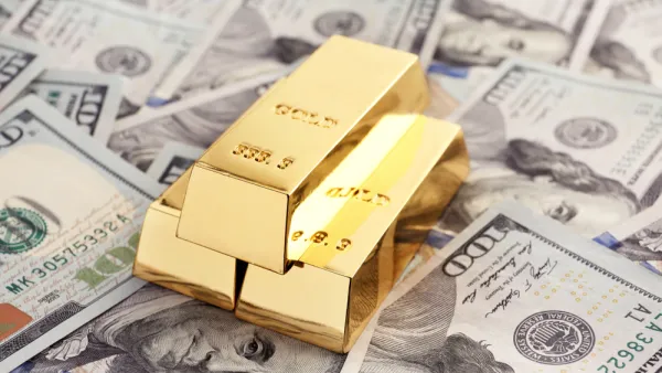 المستثمرون يتجهون للذهب لتغطيه خسائرهم ويحتفظون بالنقد