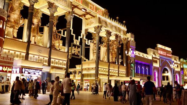 تعد القرية العالمية من أشهر مناطق الجذب في دبي، وتضم هذا العام أكثر من 3500 متجر ومطعم تمثل ثقافات 78 دولة منفصلة عبر العديد من الأجنحة