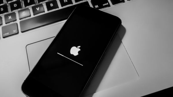 جاء نظام iOS 13 بمجموعة كبيرة جداً من المميزات الجديدة والتحديثات والإصلاحات تفوق 200 ميزة وتحديث