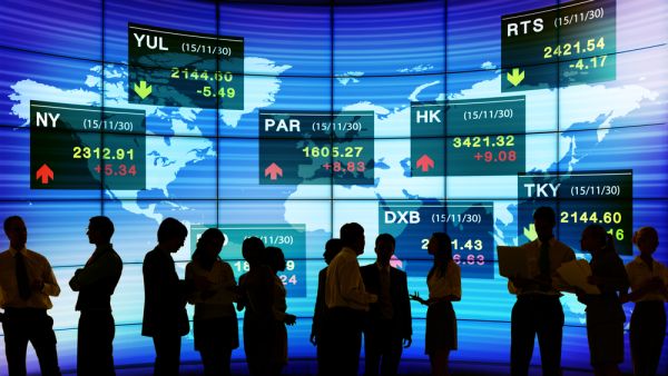  نزلت الأسهم الأمريكية من أعلى مستوياتها على الإطلاق خلال العام المنصرم، مع اتجاه مؤشر ستاندرد آند بورز 500 صوب أفضل أداء سنوي له منذ 2013