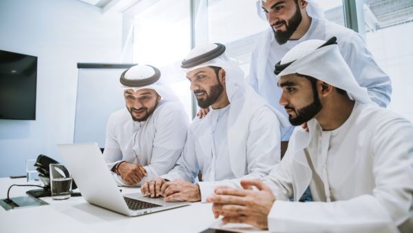 تفضل الشركات الإماراتية توظيف أشخاص يمتلكون مهارات شخصية وتقنية جيدة