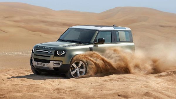 تتوفر ديفندر 2020 بالعديد من الألوان الخارجية الفريدة ويمكن أيضاً الاختيار ما بين 12 تصميماً مختلفاً للعجلات وبقياسات تتراوح ما بين 18 إلى 22 بوصة