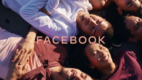 أخبر مدير التسويق في Facebook بلومبرج أنه يعتقد أن إضافة علامة Facebook التجارية إلى خدماته الأخرى سيتيح لعدد أكبر من الناس رؤية Facebook، الشركة، بشكل إيجابي