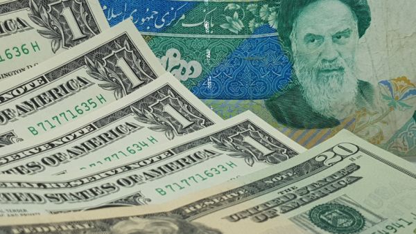 الريال الإيراني يهوي لمستوى قياسي 