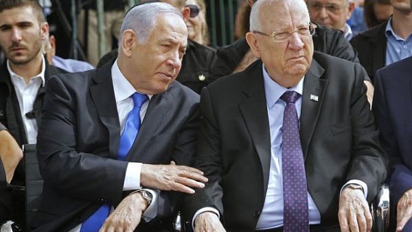 Prime Minister Benjamin Netanyahu (L) and President Reuven Rivlin attend a memorial ceremony for late president Shimon Peres, at Mount Herzl cemetery in Jerusalem on September 19, 2019 /AFP