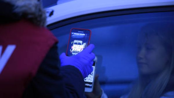 An employee scans the smart ticket at a drive-in cinema in Essen, western Germany, on March 29, 2020 ©  AFP / Ina Fassbender