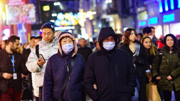 Asian tourists in Istanbul wear face masks /AFP