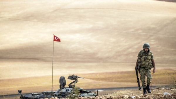 A Turkish soldier patrols a southern Syrian border town Sept. 30, 2014. Turkey may send troops to Tripoli if requested to do so. (AFP Photo)