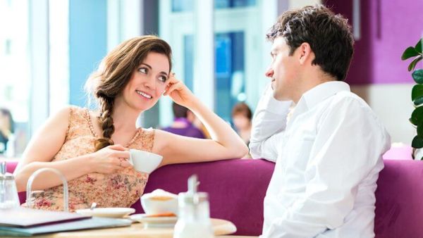 أهم علامات حب المرأة للرجل في صمت مؤكدة