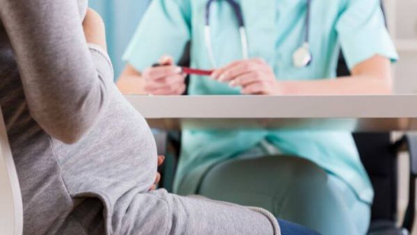 افرازات خضراء للحامل: أسبابها ودلالاتها وطرق علاجها