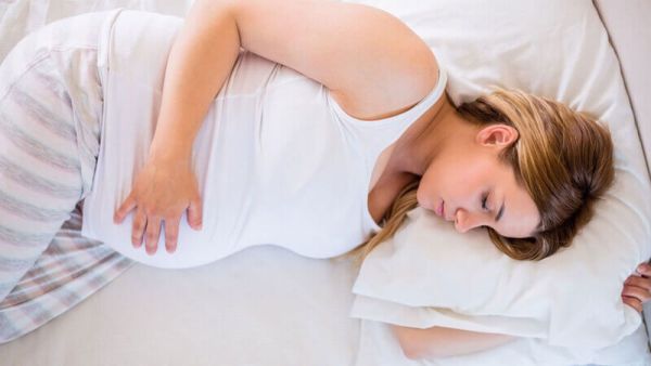 انا حامل في الشهر الرابع وأحس بنبض في بطني، فما السبب؟