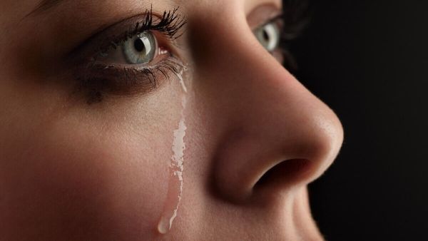 تفسير حلم البكاء للعزباء: أهم آراء العلماء لجميع الحالات