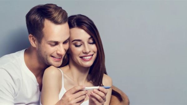 هناك العديد من الأنواع لاختبارات الحمل المنزلية، وهي اختبارات بسيطة يمكنكِ تنفيذها في حالة الشك بوجود حمل في ظل غياب الدورة الشهرية، ولكن ما هي كيفية استعمال اختبار الحمل؟ تعد اختبارات الحمل المنزلية بمثابة اختبار أولي للتأكد من إيجابية الحمل قبل اختبار الدم، ولكن يجب عدم الوثوق فيها بشكل كبير لاحتمالية كونها غير صالحة أو لا تحمل الخبر اليقين لوجود حمل، ولمعرفة كيفية الاستعمال يمكنك المتابعة.  كيفية استعمال اختبار الحمل  يجب العلم أولًا أن اختبار الحمل هو اختبار منزلي يقوم بفحص نسبة الهرمونات الخاصة بوجود ح