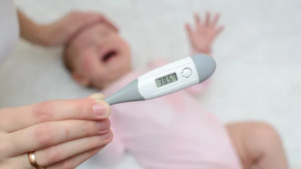 متى تعتبر درجة حرارة الرضيع مرتفعة ويجب خفضها