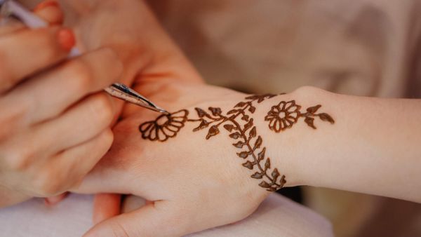 نقش حناء بسيط للأصابع ونصائح للمحافظة عليه