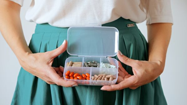 من أعراض الدورة الشهرية آلام في البطن قد تكون شديدة أحياناً