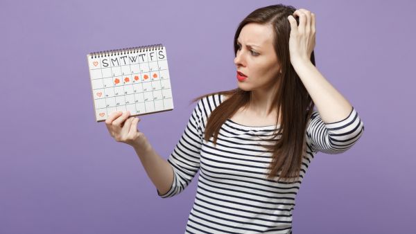 من أعراض قرب حدوث الدورة الشهرية آلام في أسفل البطن بسبب تقلصات الرحم