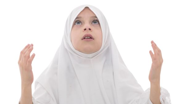 الواجب استغلال الأوقات بتلاوة القرآن الكريم، والإكثار من ذكر الله تعالى، واستغفاره من الذنوب 