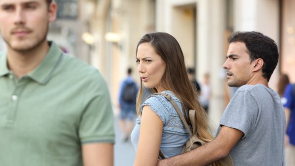  من المهم أن يفهم الزوجان أنّ الحياة الزوجية لا تعني انصهار كلّ منهما في الآخر