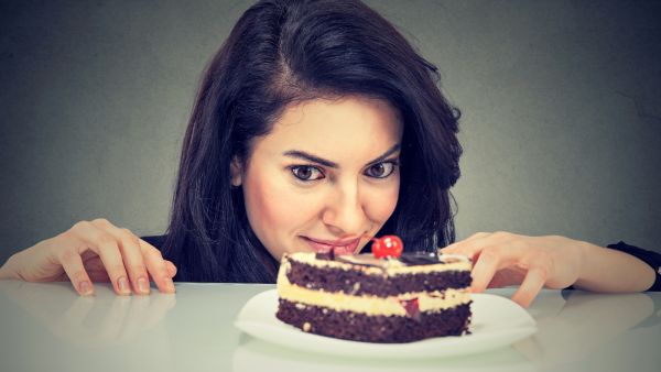 من مخاطر تناول السكريات أنه يثبط إفراز هرمون الليبتن وهو المسؤول عن الشبع 