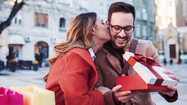 من أفضل الأفكار التي تلائم الزوجين في عيد الحب هي الخروج لتناول العشاء في مكان 