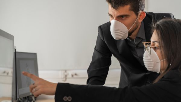 عند دخول المكتب تجنب المصافحة حرصاً على سلامتهم وسلامته