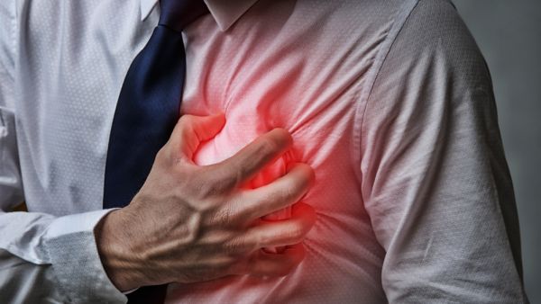 من مؤشرات ارتفاع إنزيم القلب آلامٌ في الصدر