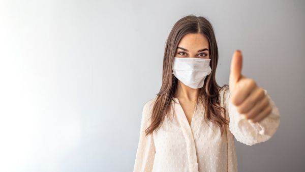 الأفراد الذين تظهر عليهم علامات أو أعراض تتفق مع كورونا يجب أن يخضع لاختبار الكورونا