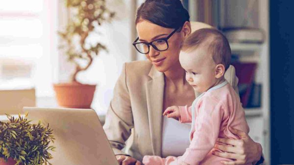  الأم العاملة هي فتاة عادية درست تخرجت دخلت معترك العمل اجتهدت ونافست لـ تحقق طموحها 