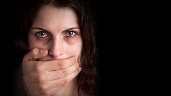 الثقة بالنفس والقدرة على حماية نفسك لينعكس على أسلوب حديثك وحركاتك
