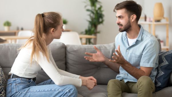 يتميز برج الدلو بأنه مستمع جيد ولكن مع ذلك يعيبه عدم التعبير عن مشاعره واحتياجاته