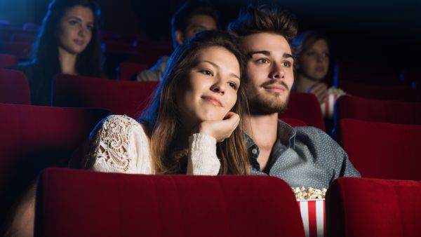 مشاهدة الثنائي للأفلام معاً يقرّبهما أكثر من بعضهما