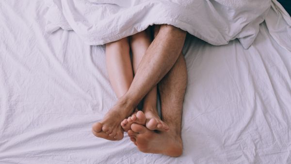 الرجل البتول لن يتمكن من خلع ملابسه أمام زوجته بسهولة