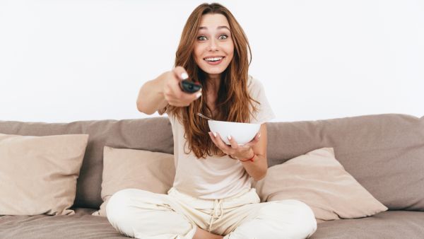 العلاقة بين الإفراط في مشاهدة التلفزيون وتناول الطعام العلاقة بين الإفراط في مشاهدة التلفزيون وتناول الطعام