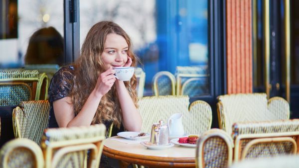 المرأة الباريسية لا تشرب قهوتها في خطوة واحدة