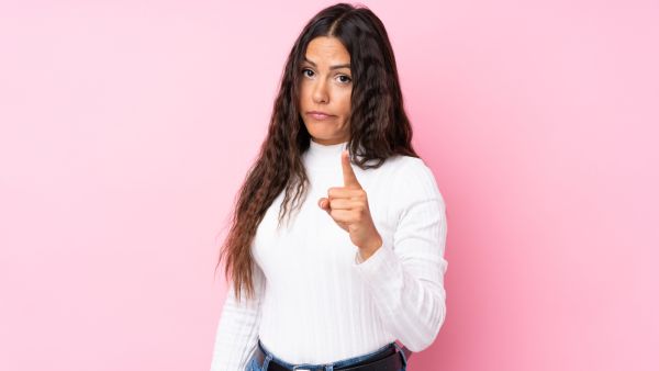 المرأة العصبية سريعة الروقان بكلمة حلوة ونظرة في عينيها تبتسم لك