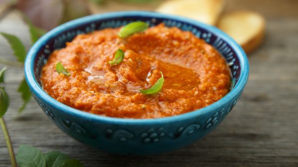 تغميسة ديب الفيتا بالبندورة المجففة