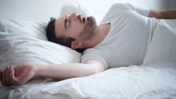 الشخير ليس عادة ويمكن علاجه بسهولة