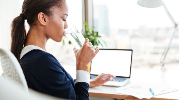 تخلي عن كوب الماء وسوف يكون من الصعب عليك فقدان الوزن