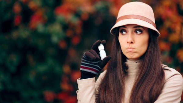 من أعراض حساسية الخريف الإحمرار في العينين مع افراز الدموع بشدة