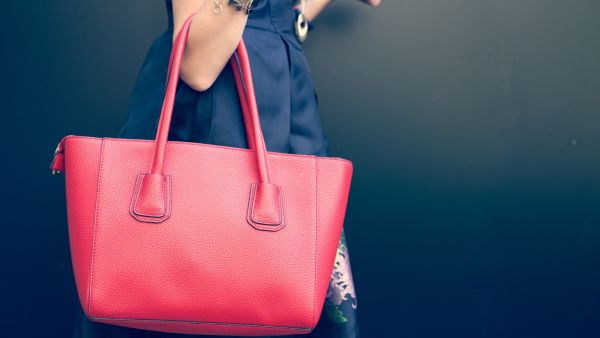 حقائب عصرية وأنيقة التي تتسع لجميع حاجيات السيدات ومنها اللاب توب