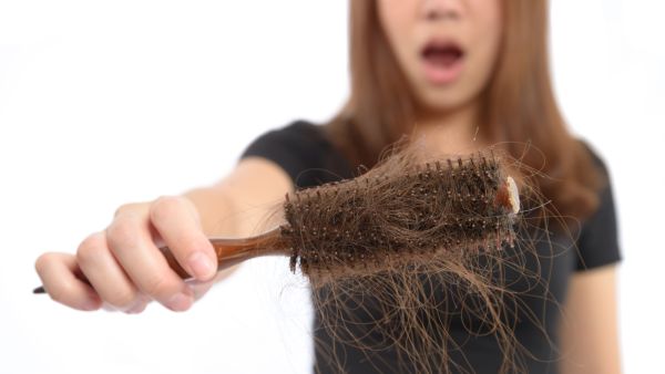 يمكن أن يعزز زيت إبرة الراعي نمو الشعر من خلال تعزيز الدورة الدموية بشكل أفضل