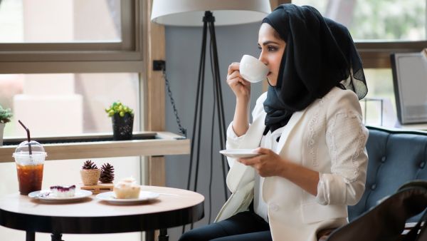 أكثري من شرب الماء، لكن لا تبالغي إلى حد تتسبّبين فيه بحدوث مغص لديكِ