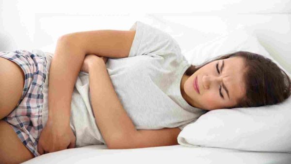 خلال الدورة الشهرية تلجأ الكثيرات إلى تعاطي المسكنات أو علاجات منزلية دون استشارة طبيب