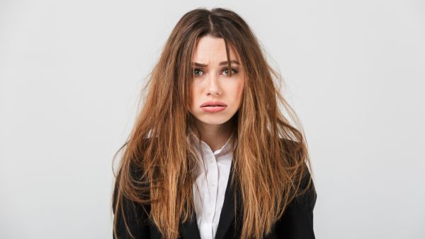 يمكنك دهن شعرك (قبل الإستحمام مباشرة) بالزيت المخصص لبشرة الأطفال بعد الحمام