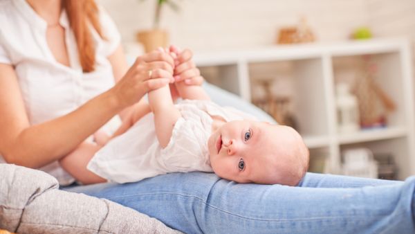 يجب الحرص على تجشؤ الطفل الرضيع أثناء وبعد الرضاعة مباشرة